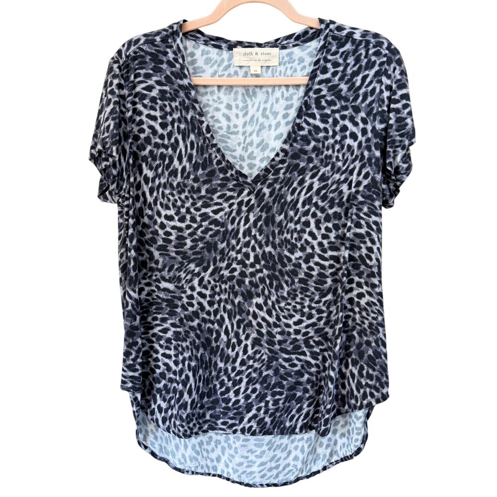 CLOTH & STONE Leopard Print Top Size Medium Gray Blue Black Rayon V Neck Tee